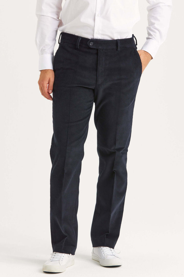 manchesterbyxa marinblå för herr i Regular Fit, klassisk passform och mjuk bomull med stretch