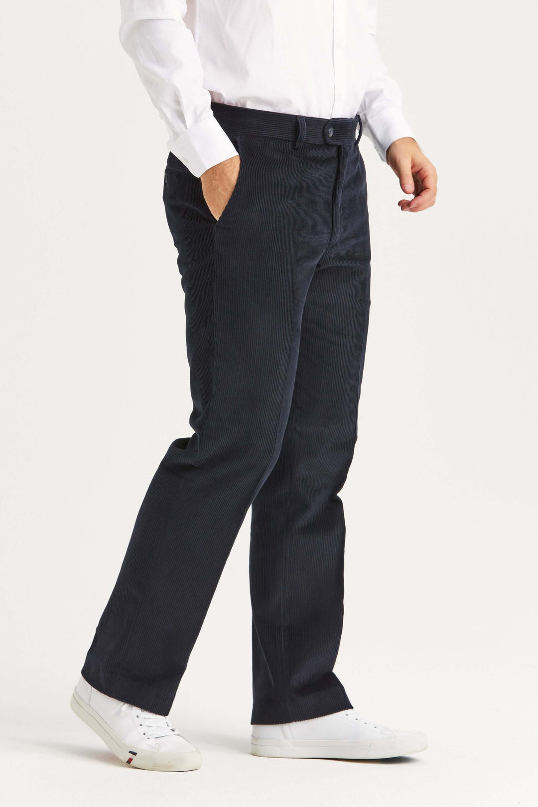 manchesterbyxa marinblå för herr i Regular Fit, klassisk passform och mjuk bomull med stretch