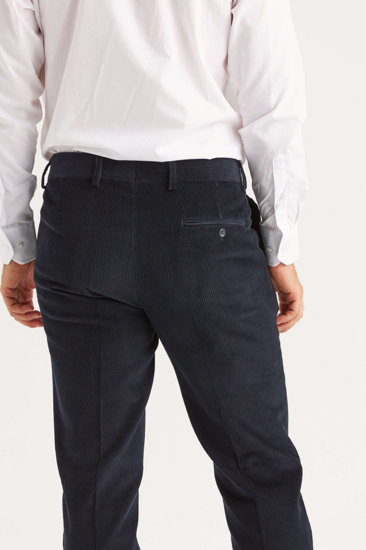 manchesterbyxa marinblå för herr i Regular Fit, klassisk passform och mjuk bomull med stretch