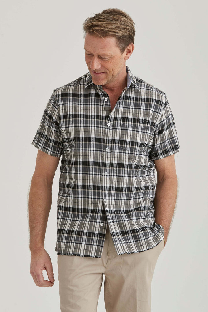 Svart seersucker-skjorta