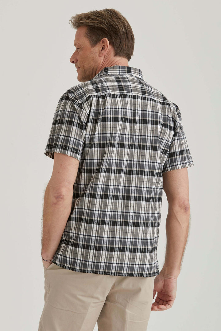 Svart seersucker-skjorta