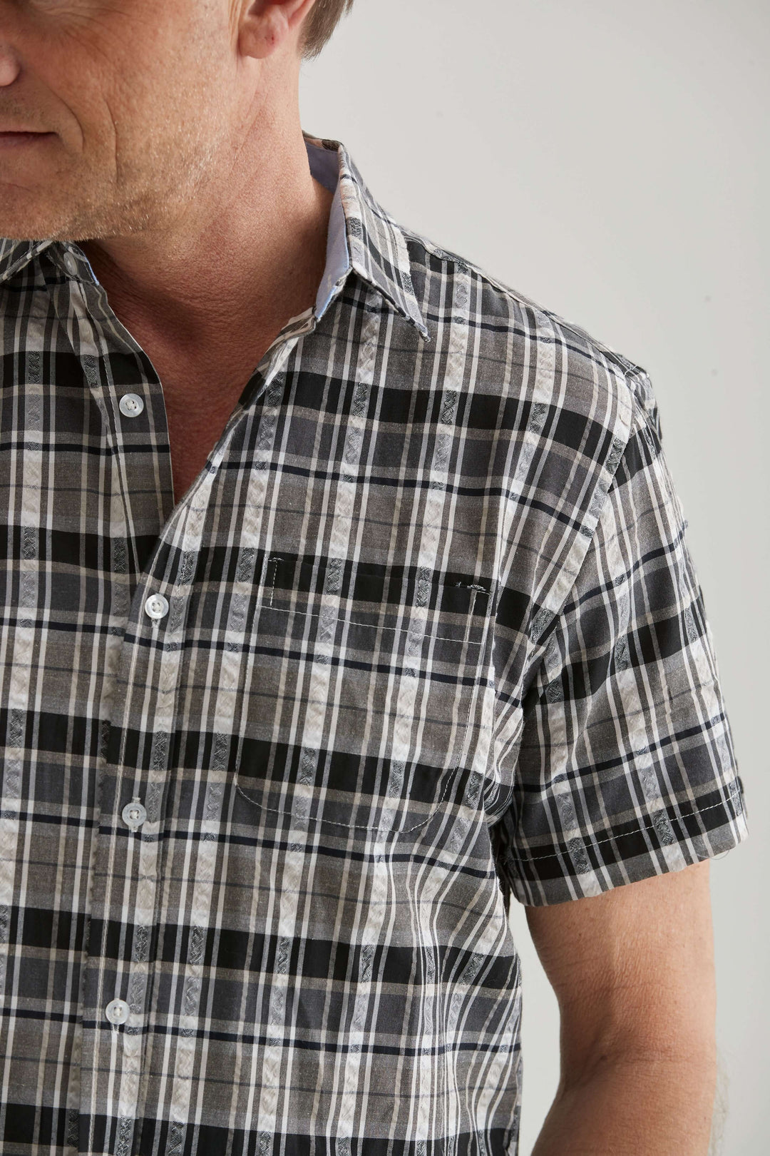 Svart seersucker-skjorta