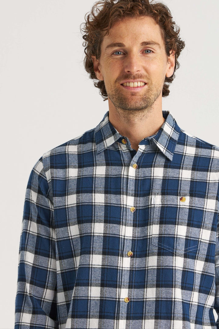 Flanellskjorta i blått med rutmönster i vitt