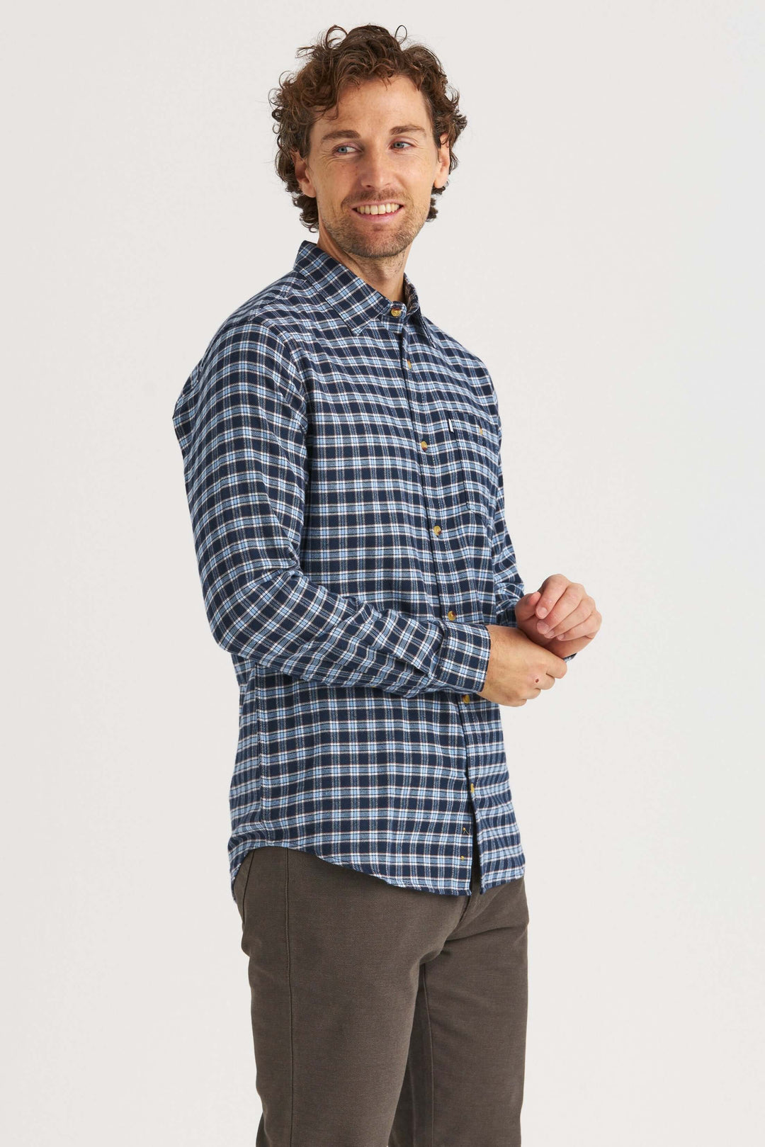 Flanellskjorta i ljusblått med blå och vit ruta.