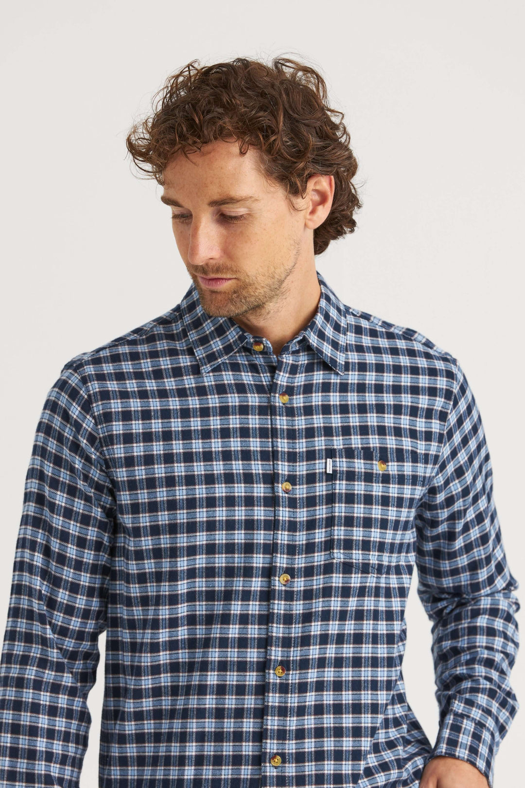 Flanellskjorta i ljusblått med blå och vit ruta.