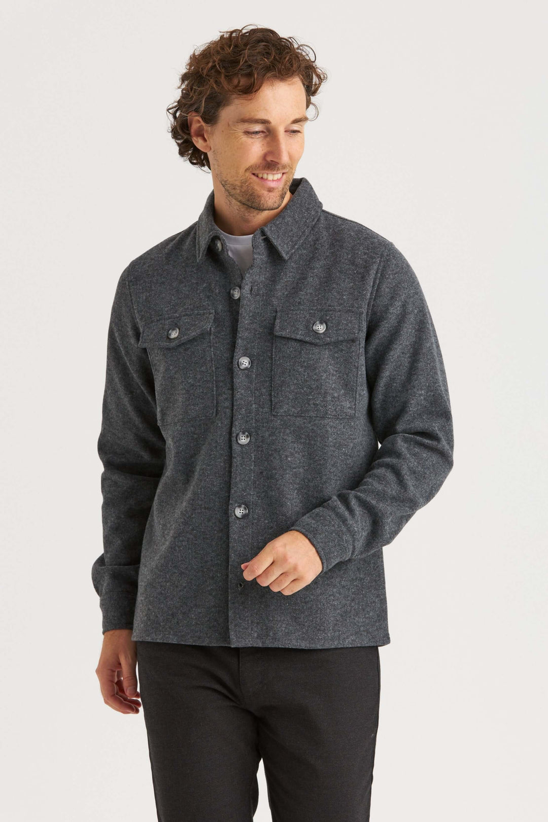 Grå overshirt i ett mjukt och stretchigt material