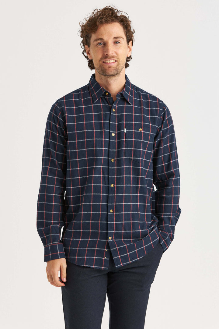 Flanellskjorta i marinblått med röd och vit ruta.