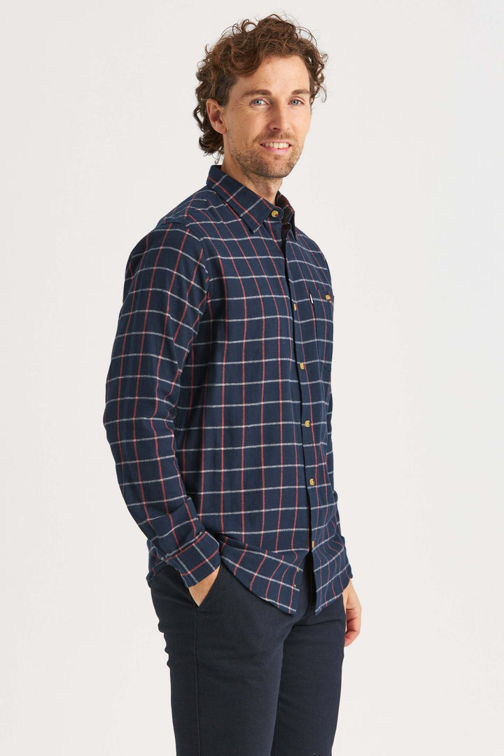 Flanellskjorta i marinblått med röd och vit ruta.
