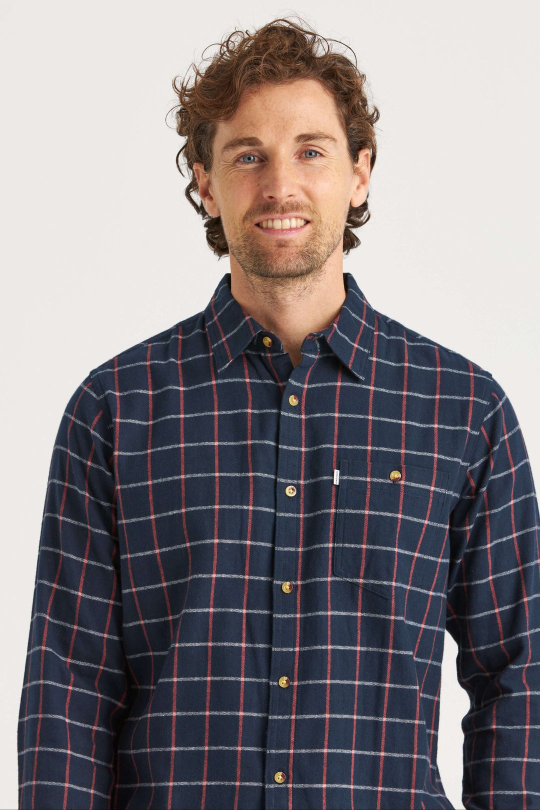 Flanellskjorta i marinblått med röd och vit ruta.