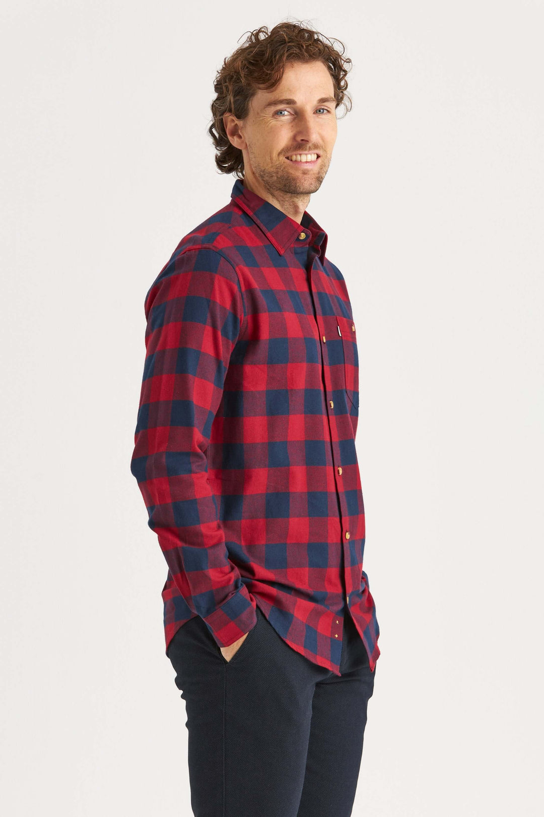 Flanellskjorta i rött med marinblå ruta.