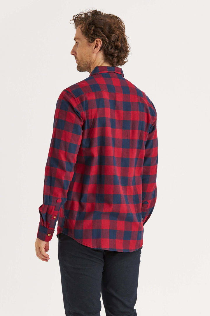 Flanellskjorta i rött med marinblå ruta.