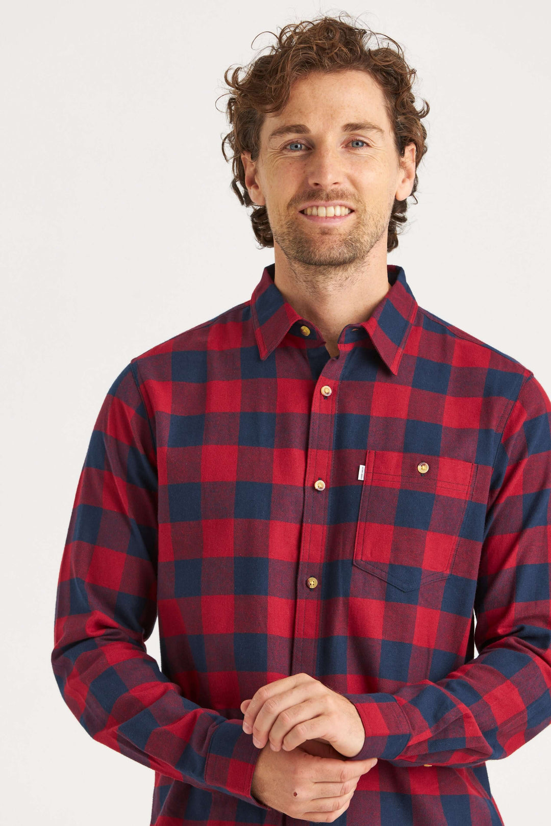 Flanellskjorta i rött med marinblå ruta.