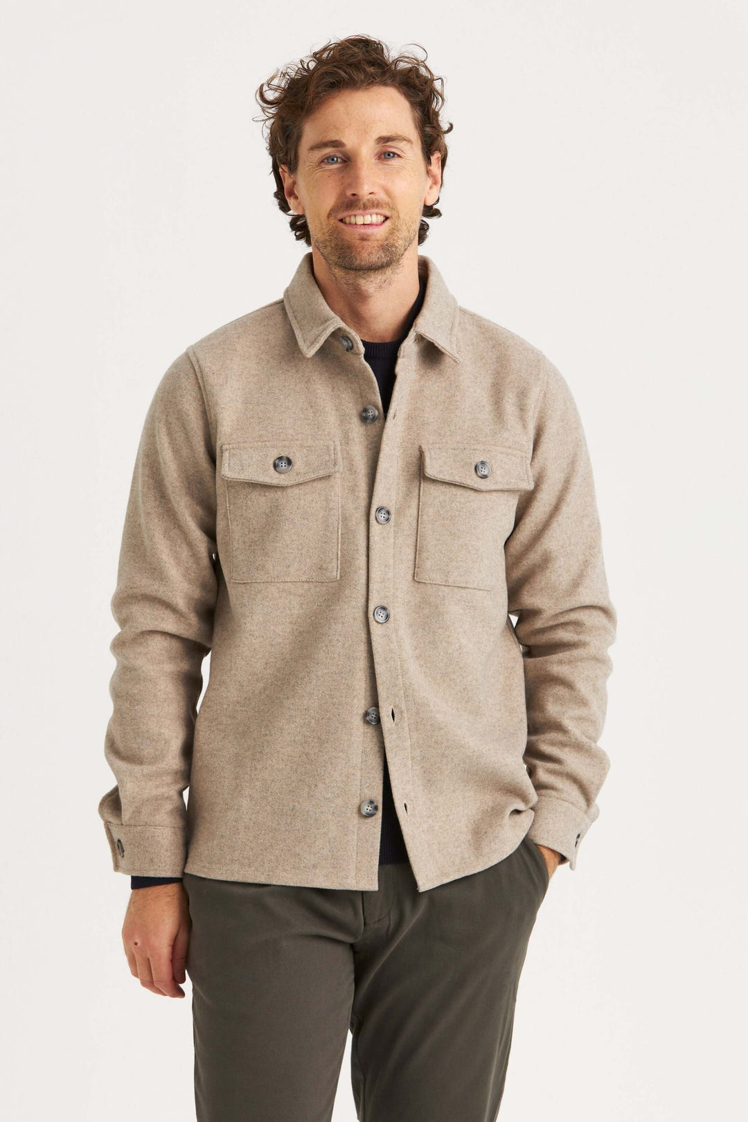 beige overshirt i mjukt och stretchigt material