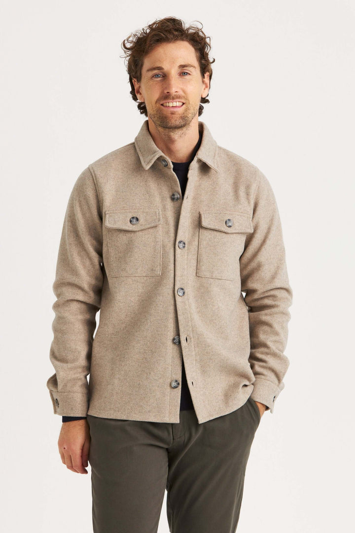 beige overshirt i mjukt och stretchigt material