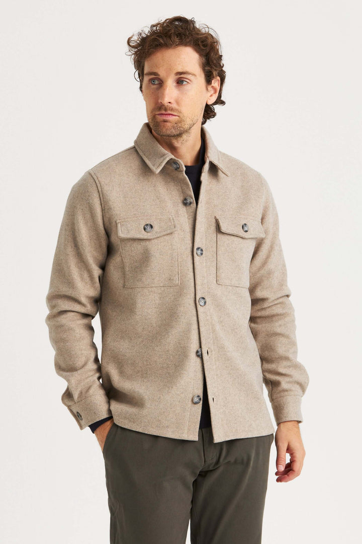 beige overshirt i mjukt och stretchigt material