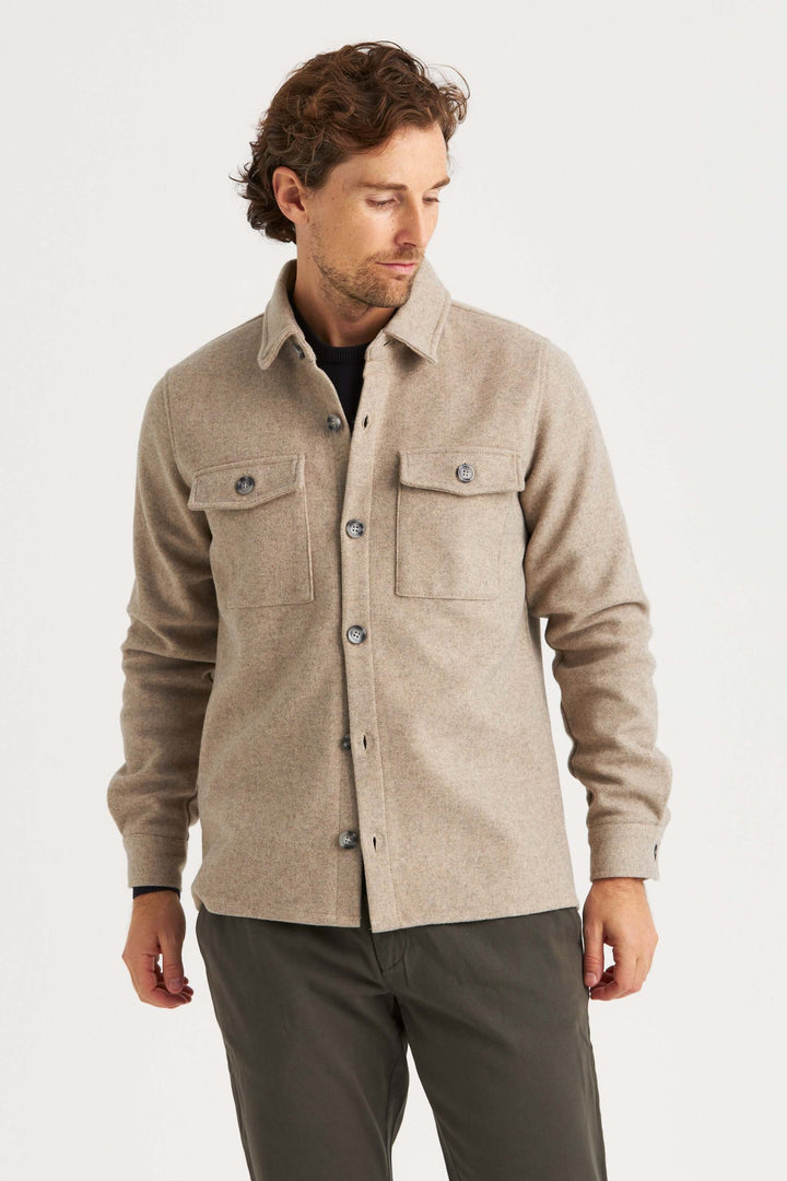 beige overshirt i mjukt och stretchigt material