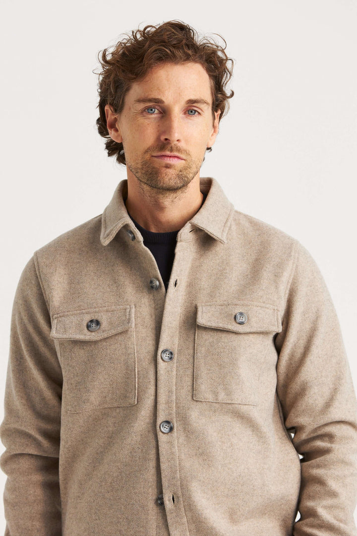 beige overshirt i mjukt och stretchigt material