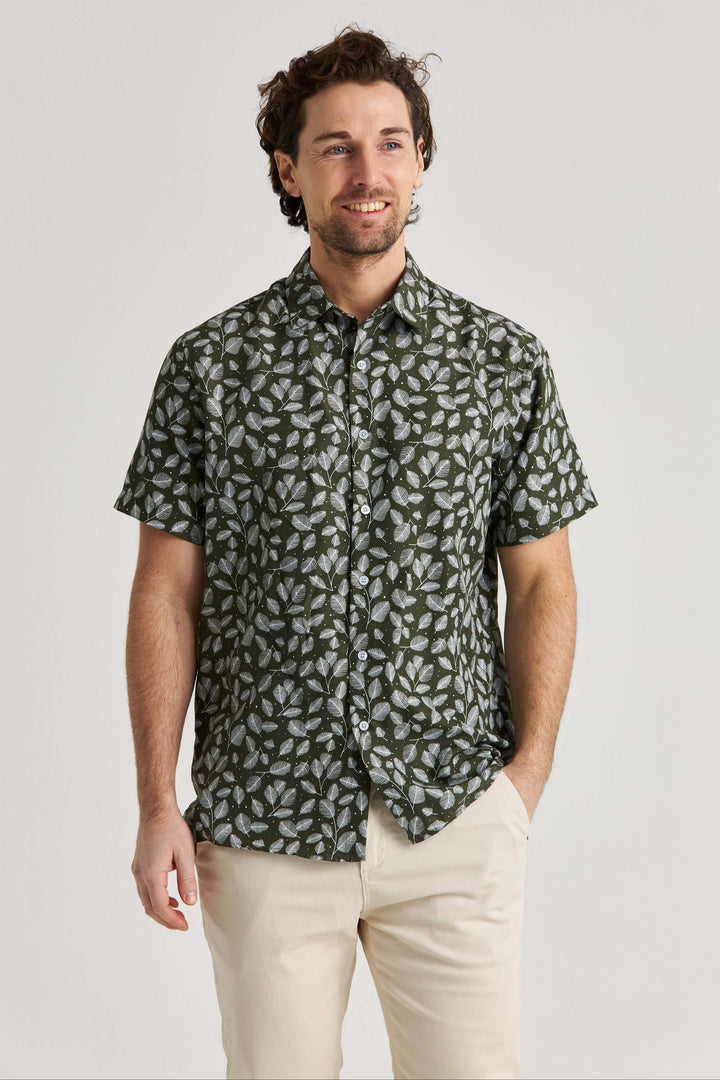 Grön kortärmad skjorta med print