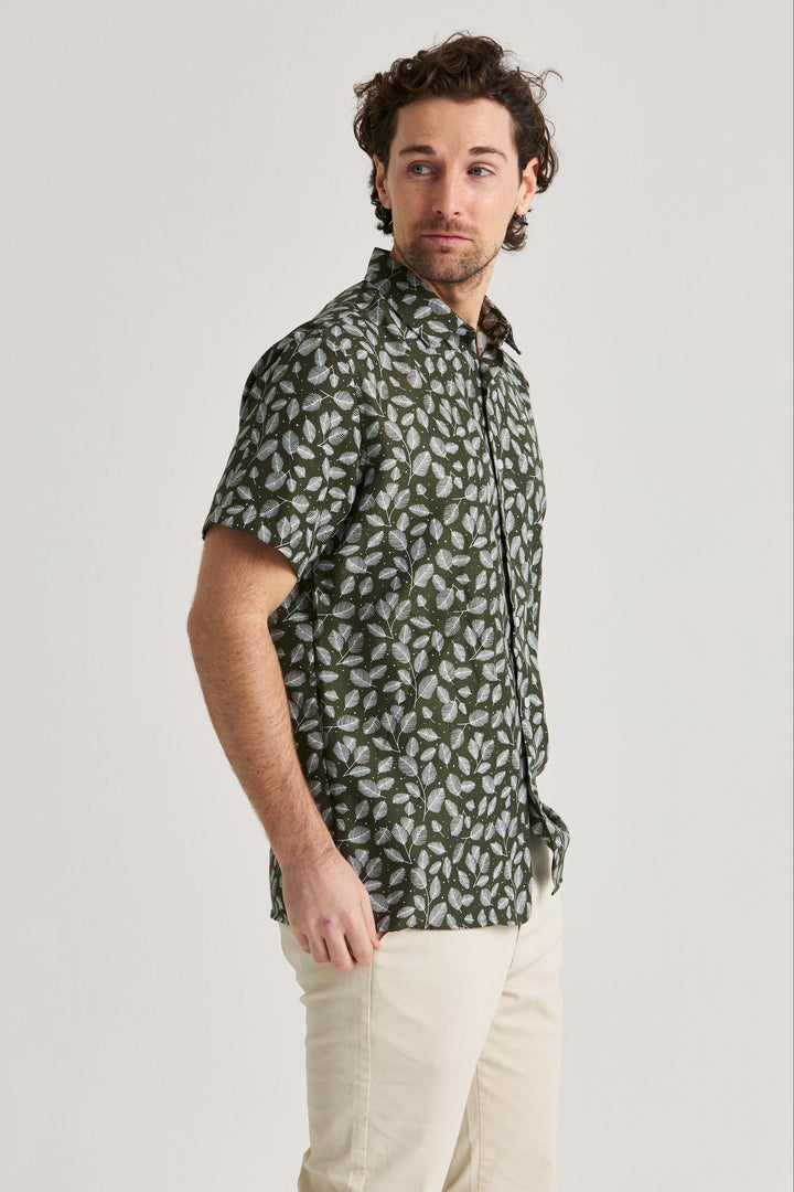 Grön kortärmad skjorta med print