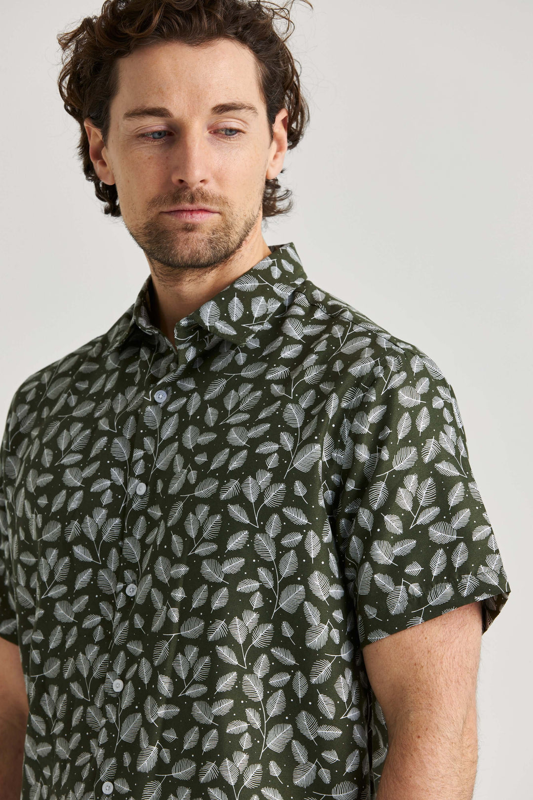 Grön kortärmad skjorta med print
