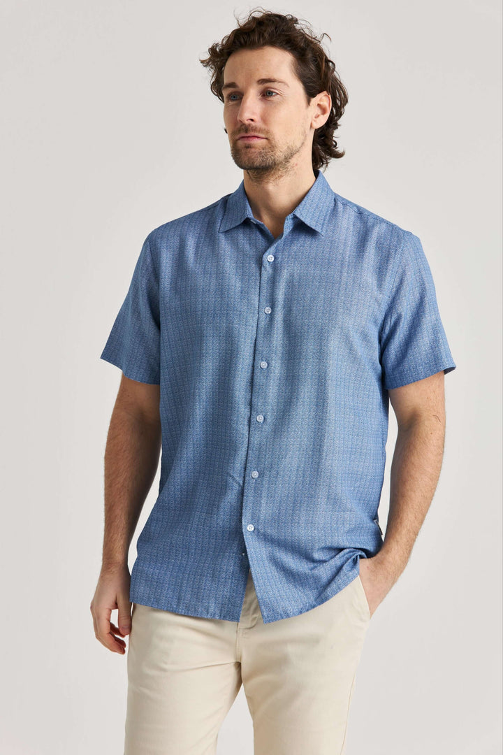 Blå kortärmad skjorta med print