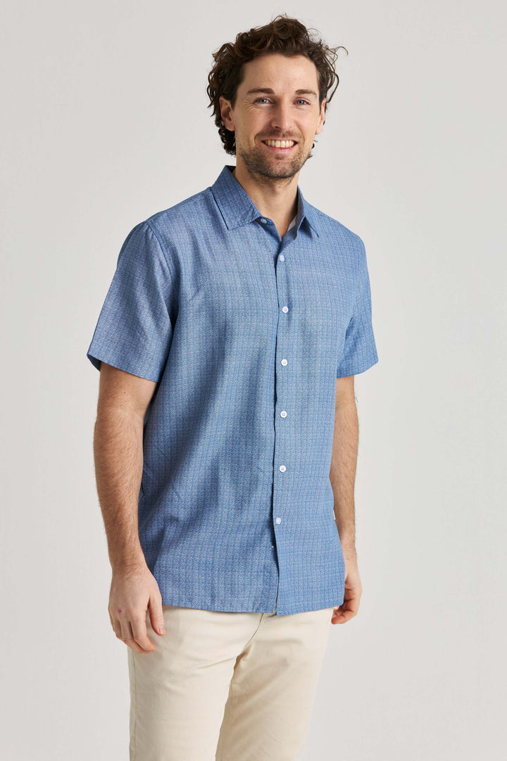 Blå kortärmad skjorta med print