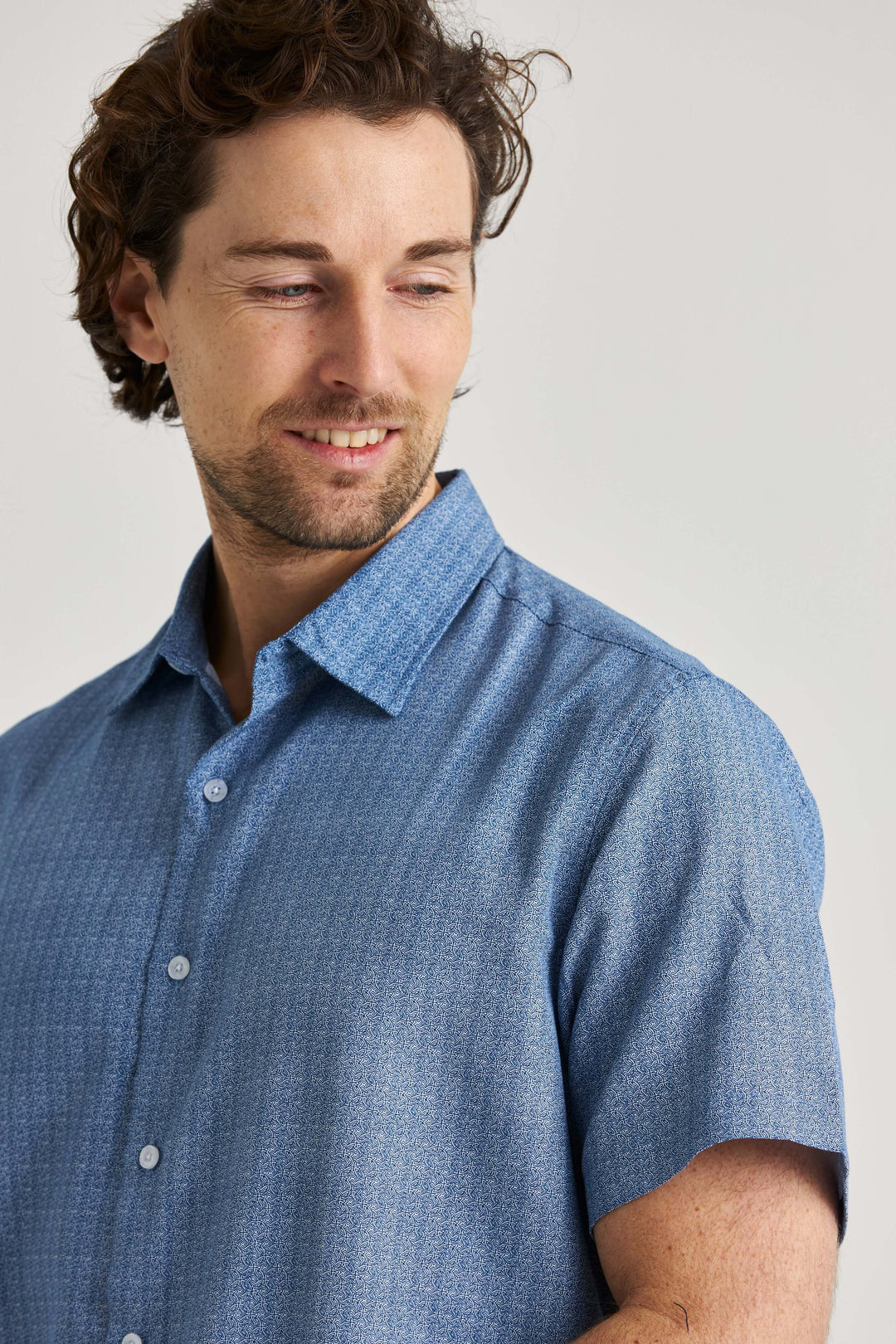 Blå kortärmad skjorta med print