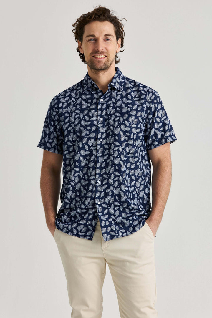 Marinblå kortärmad skjorta med print