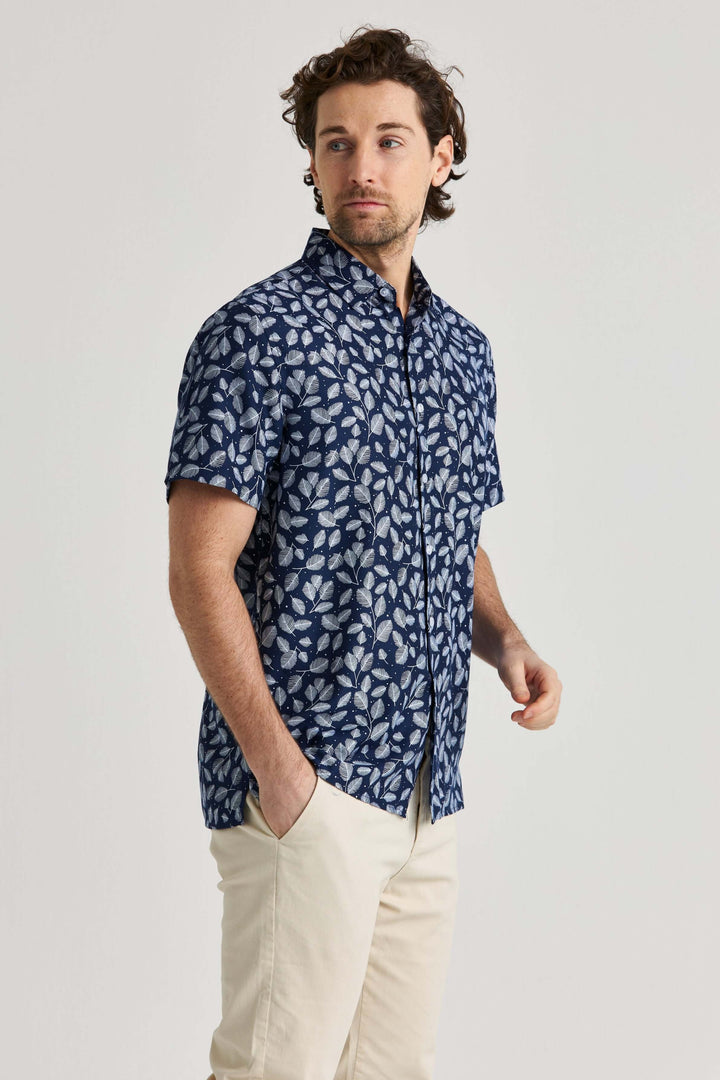 Marinblå kortärmad skjorta med print