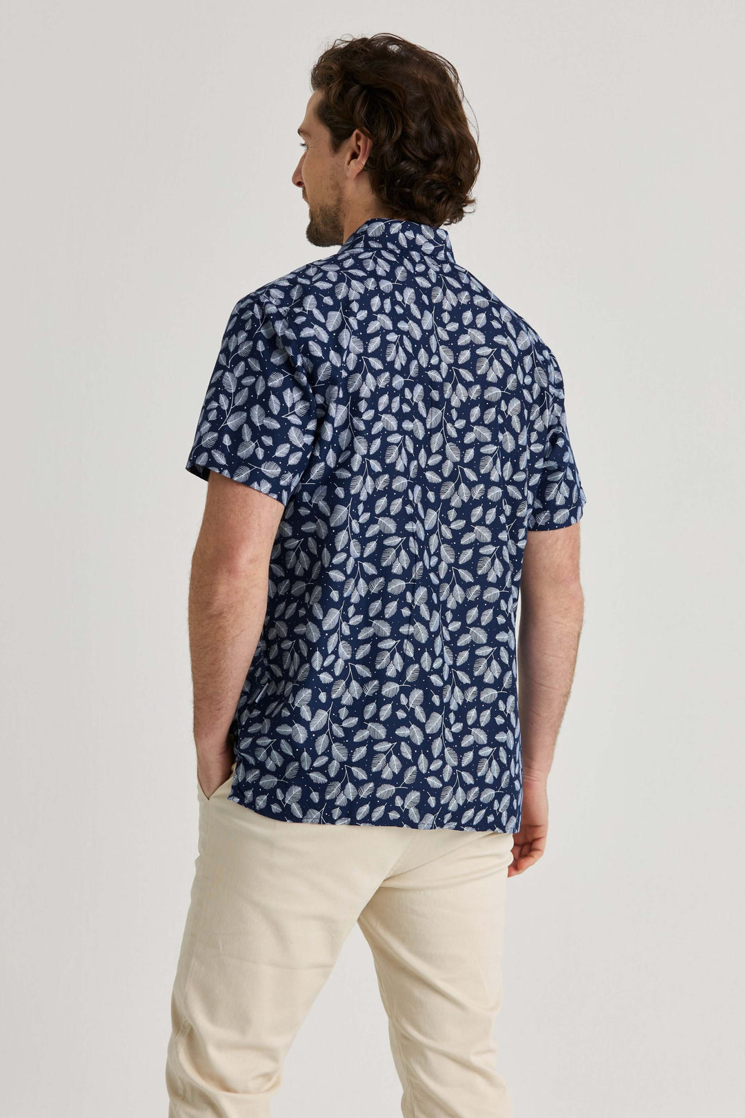 Marinblå kortärmad skjorta med print