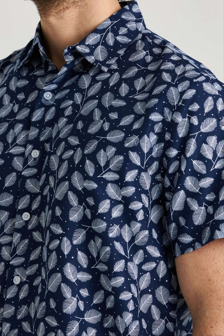 Marinblå kortärmad skjorta med print
