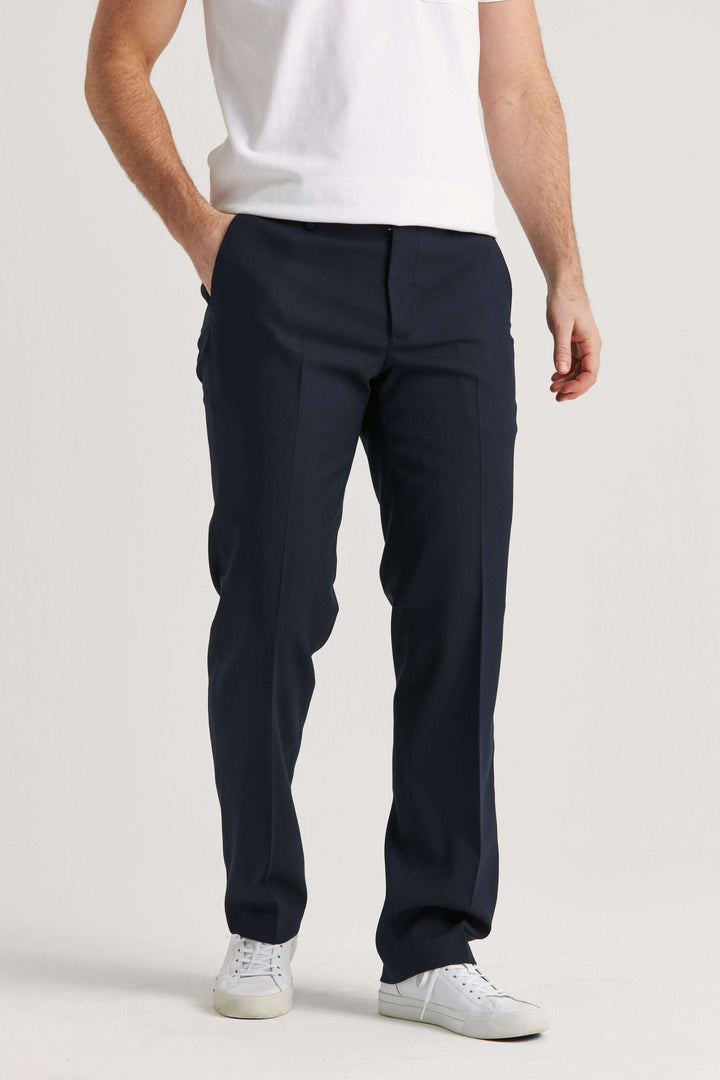 marinblå kostymbyxor i ullstretch