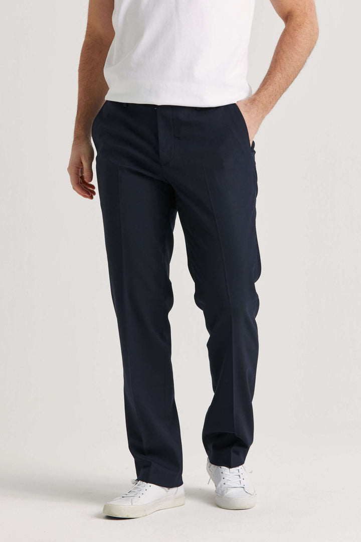 marinblå kostymbyxor i ullstretch