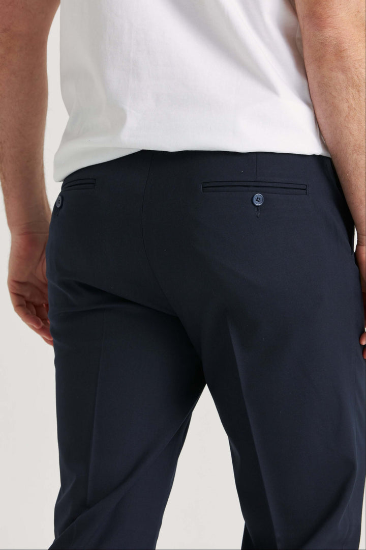 marinblå kostymbyxor i ullstretch