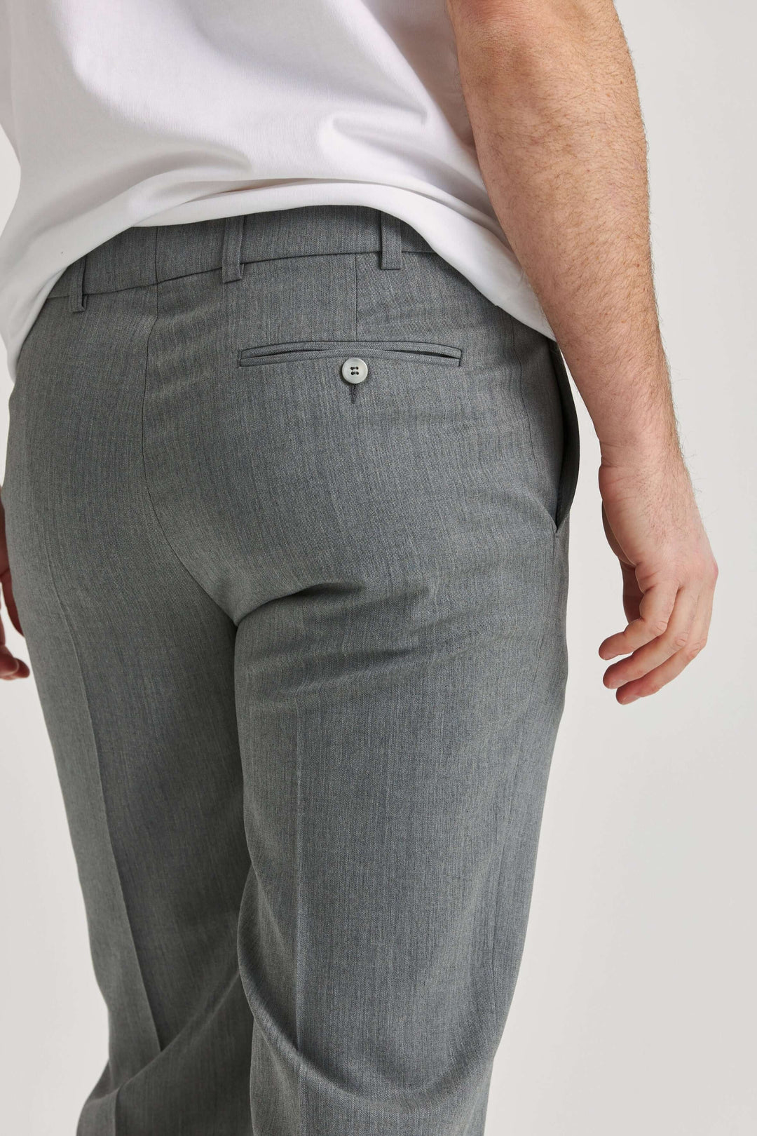 ljusgrå kostymbyxor i ullstretch