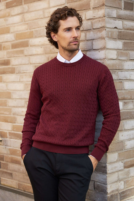 vinröd kabelstickad tröja