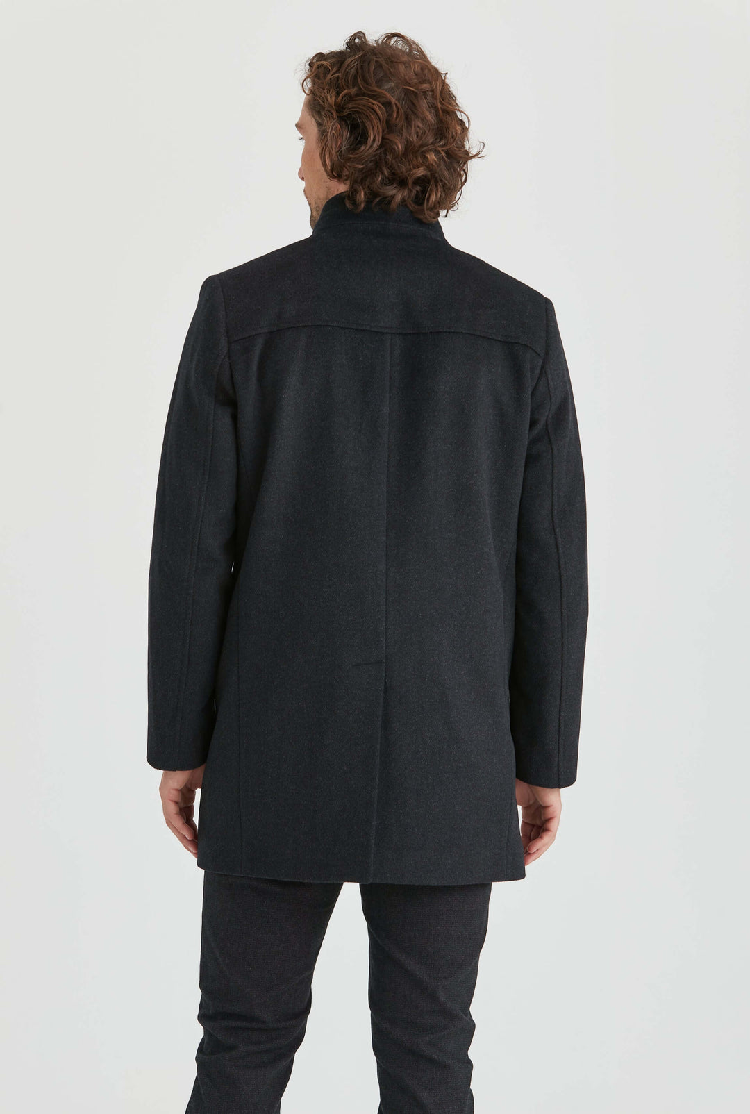 Svart Ullrock med ståkrage