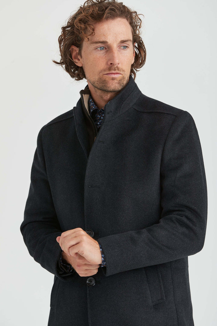 Svart Ullrock med ståkrage