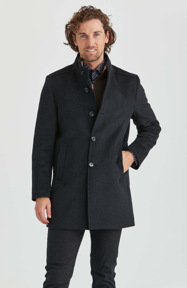 Svart Ullrock med ståkrage