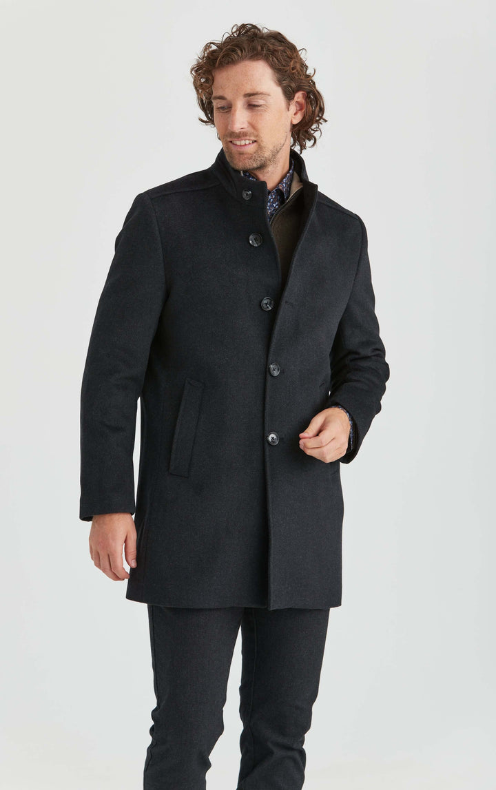 Svart Ullrock med ståkrage