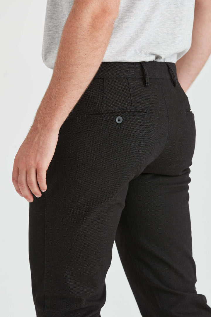 Svarta chinos med struktur