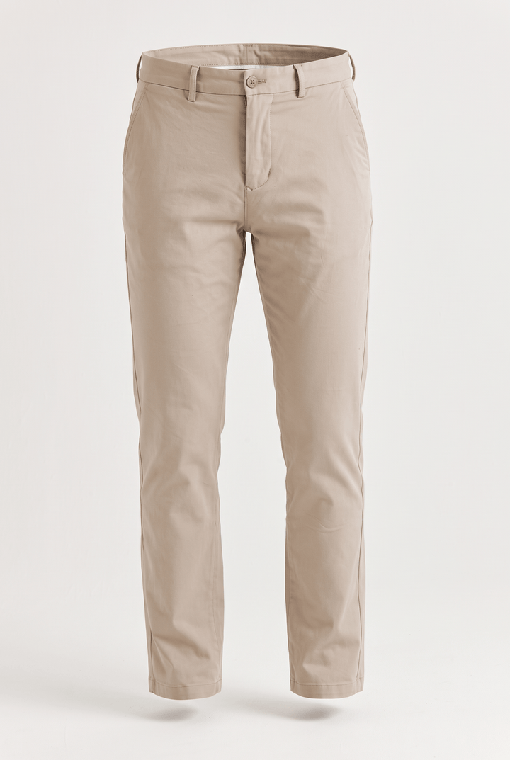 Beige Stretch Chinos i ett stilrent snitt, designade för komfort och rörelsefrihet, perfekt för vardag och fina tillfällen.
