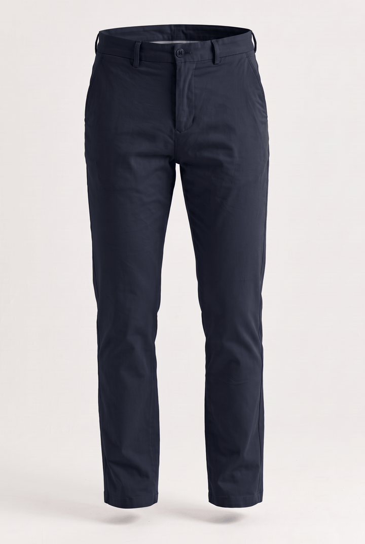 Marinblå Stretch Chinos – modernt passformade chinos i marinblått med stretch för komfort och stil.