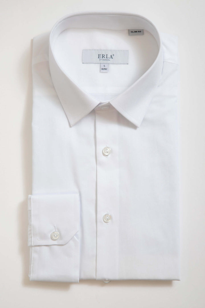 Vit slim fit-skjorta med elegant design och slät yta, perfekt för formella tillfällen.