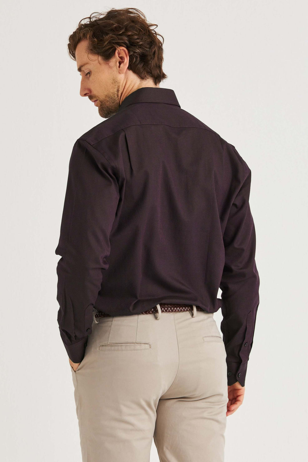 Vinröd Skjorta med Struktur som visas bakifrån, i 100% bomull, stilren design.