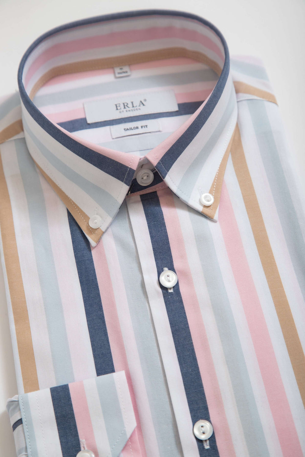 Flerfärgad Randig Button Down-skjorta med fräscha pastellränder och button down-krage.