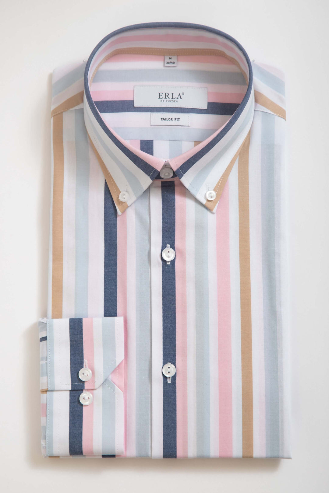 Flerfärgad Randig Button Down-skjorta med pastellfärger och button down-krage, perfekt för varje tillfälle.