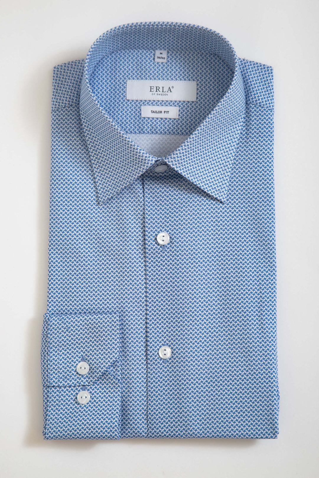 Blå skjorta med småmönster, stilren design med rak passform, perfekt för både kavaj och avslappnade tillfällen.