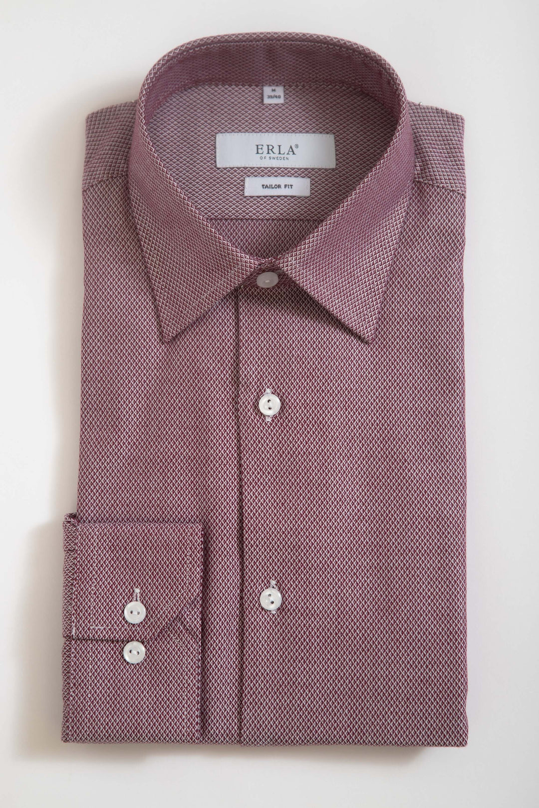 Röd skjorta med småmönster, stilren och klassisk design, perfekt för både avslappnade och uppklädda tillfällen.