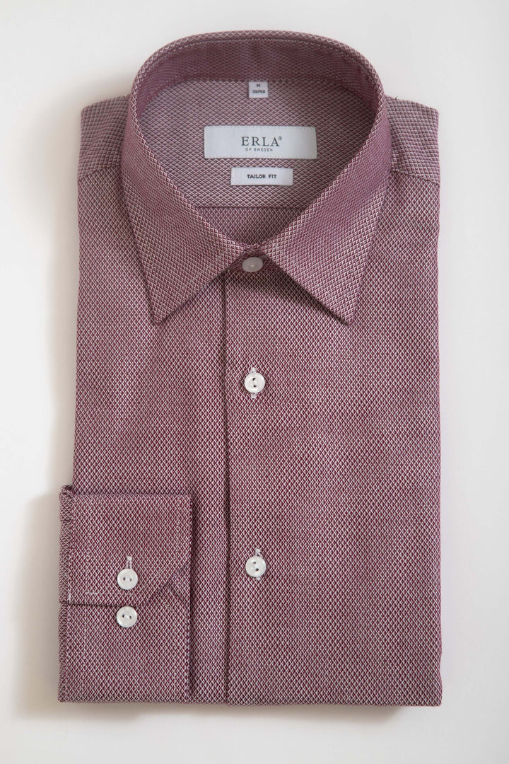 Röd skjorta med småmönster, stilren och klassisk design, perfekt för både avslappnade och uppklädda tillfällen.